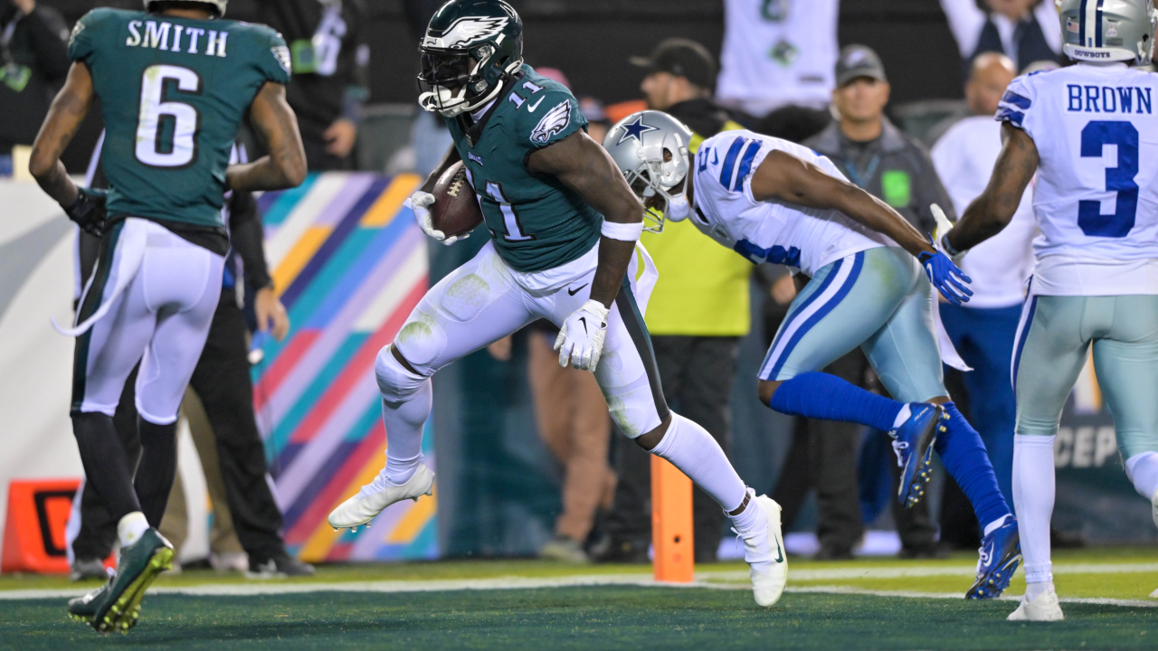 Philadelphia, Pennsylvania, USA. 16th Oct, 2022. October 16, 2022,  Philadelphia PA. Philadelphia Eagles WR A.J. BROWN (11) running with the  ball during the game against the Cowboys. The Eagles beat the Cowboys