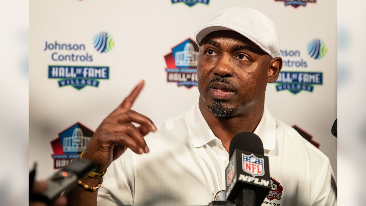 Photo: Brian Dawkins is inducted into the Pro Football Hall of Fame -  CAN201880804115 