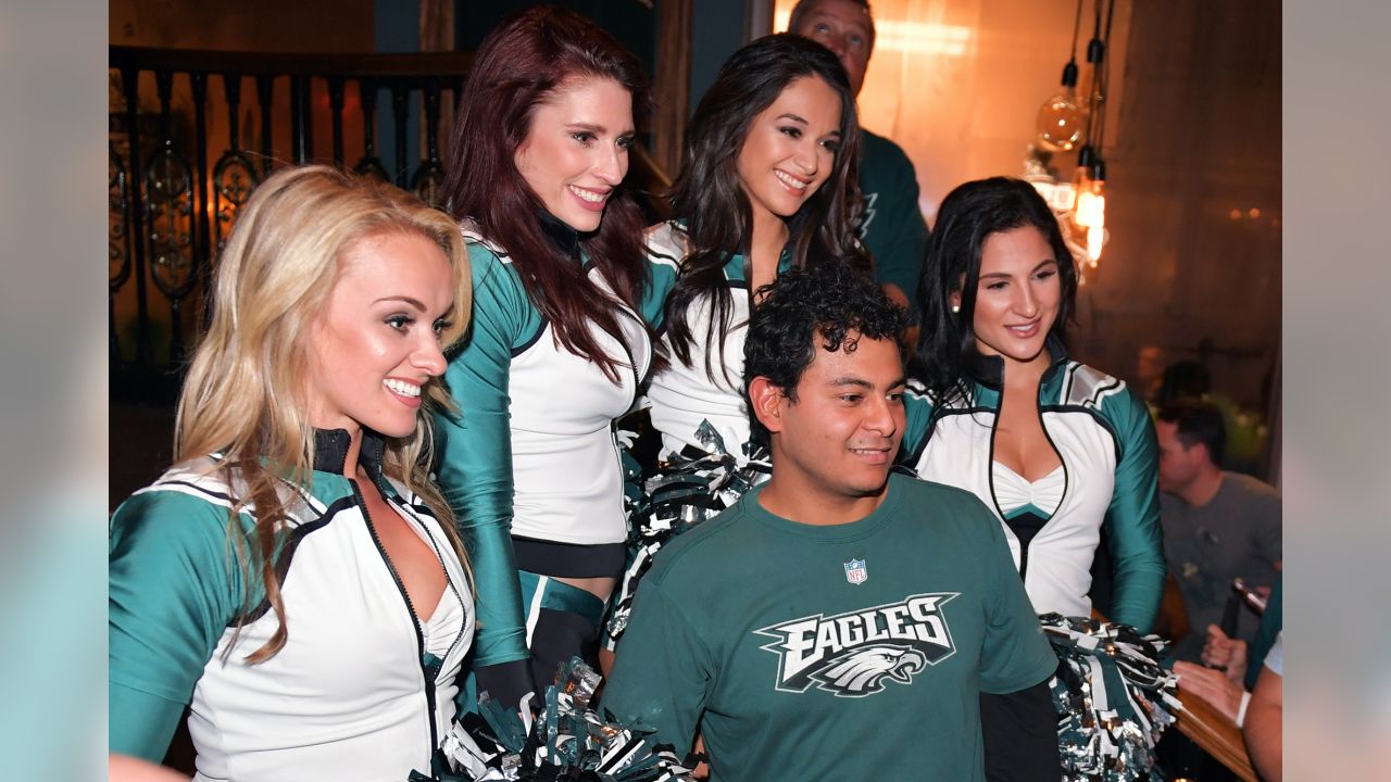 Eagles fans take over London pub with Brent Celek, Jon Dorenbos