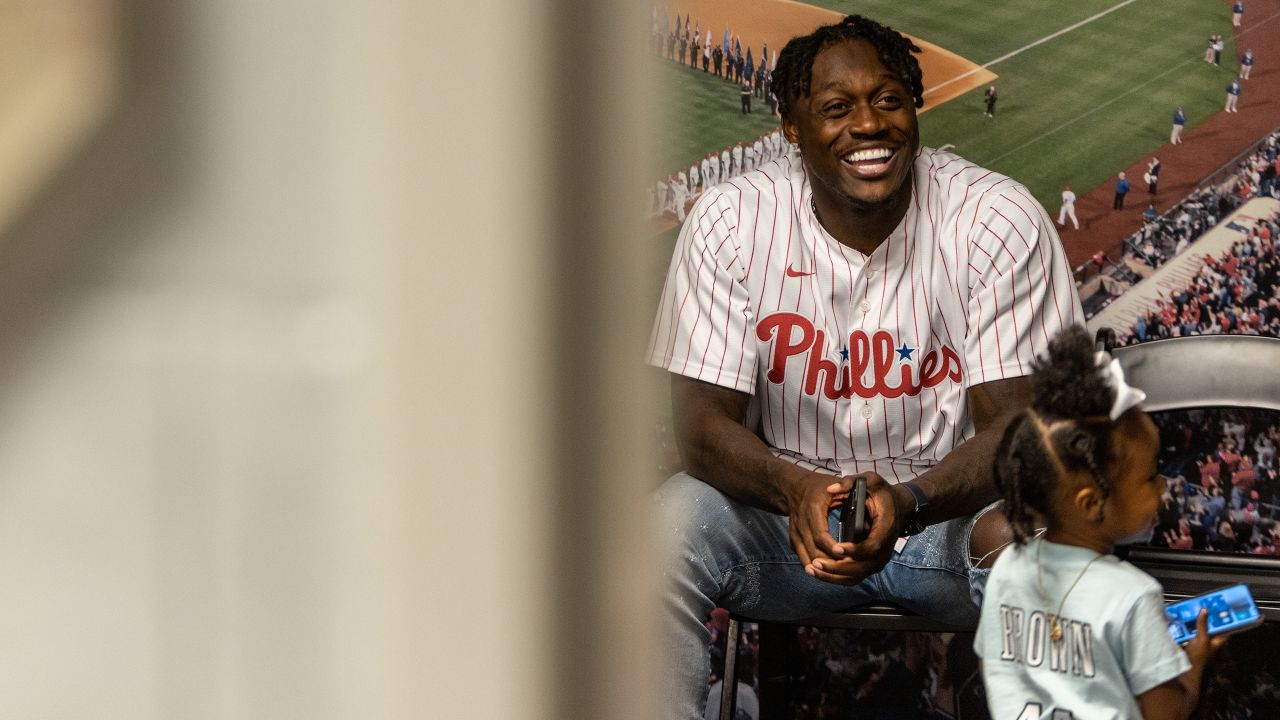 Eagles' A.J. Brown throws out 1st pitch at Phillies game (PHOTOS) 