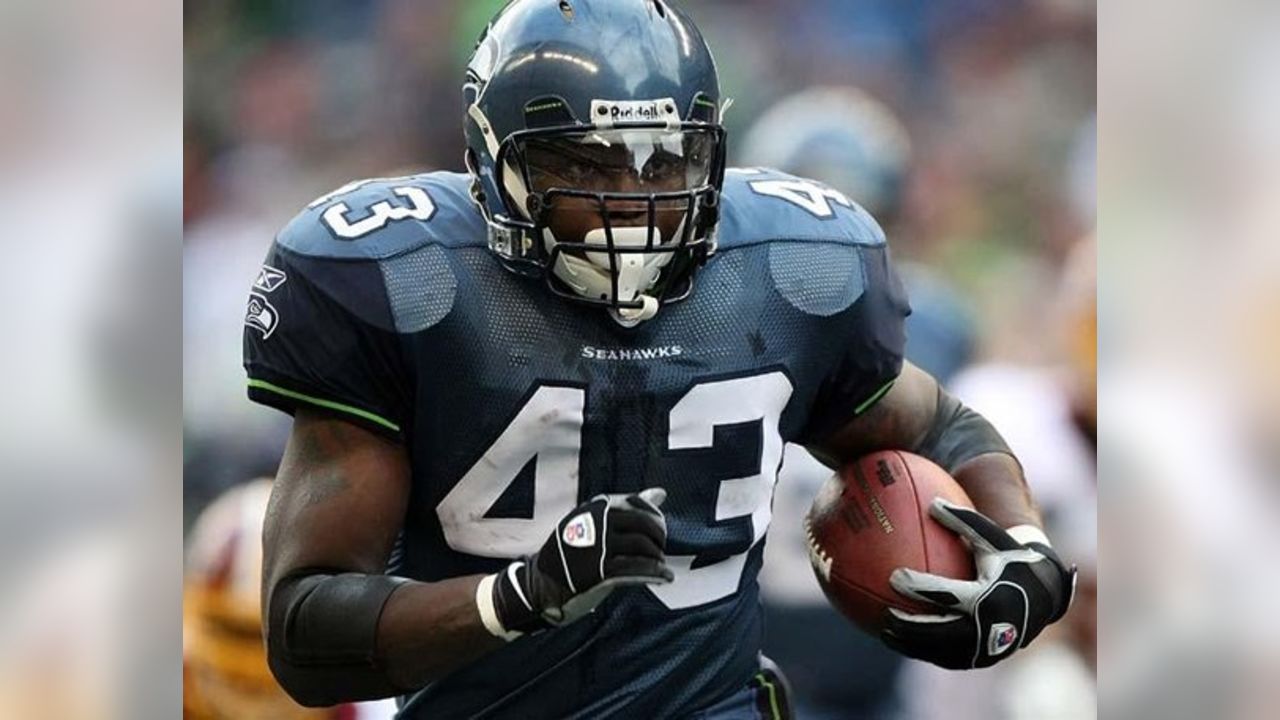 Leonard Weaver of the Philadelphia Eagles runs with a catch against