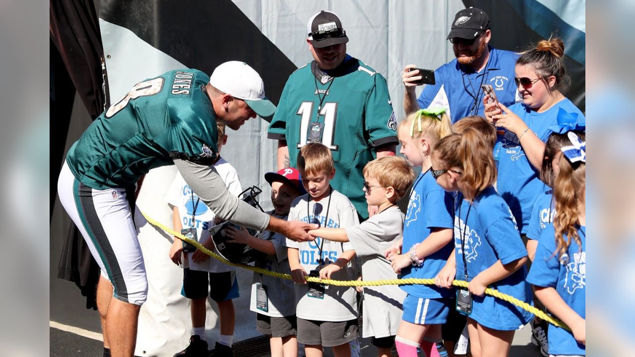 Eagles host military members during Sunday's training camp session.