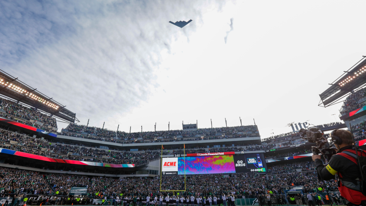 Eagles Fan vs. Chiefs Fan in a Lincoln Financial Field Melee - Crossing  Broad