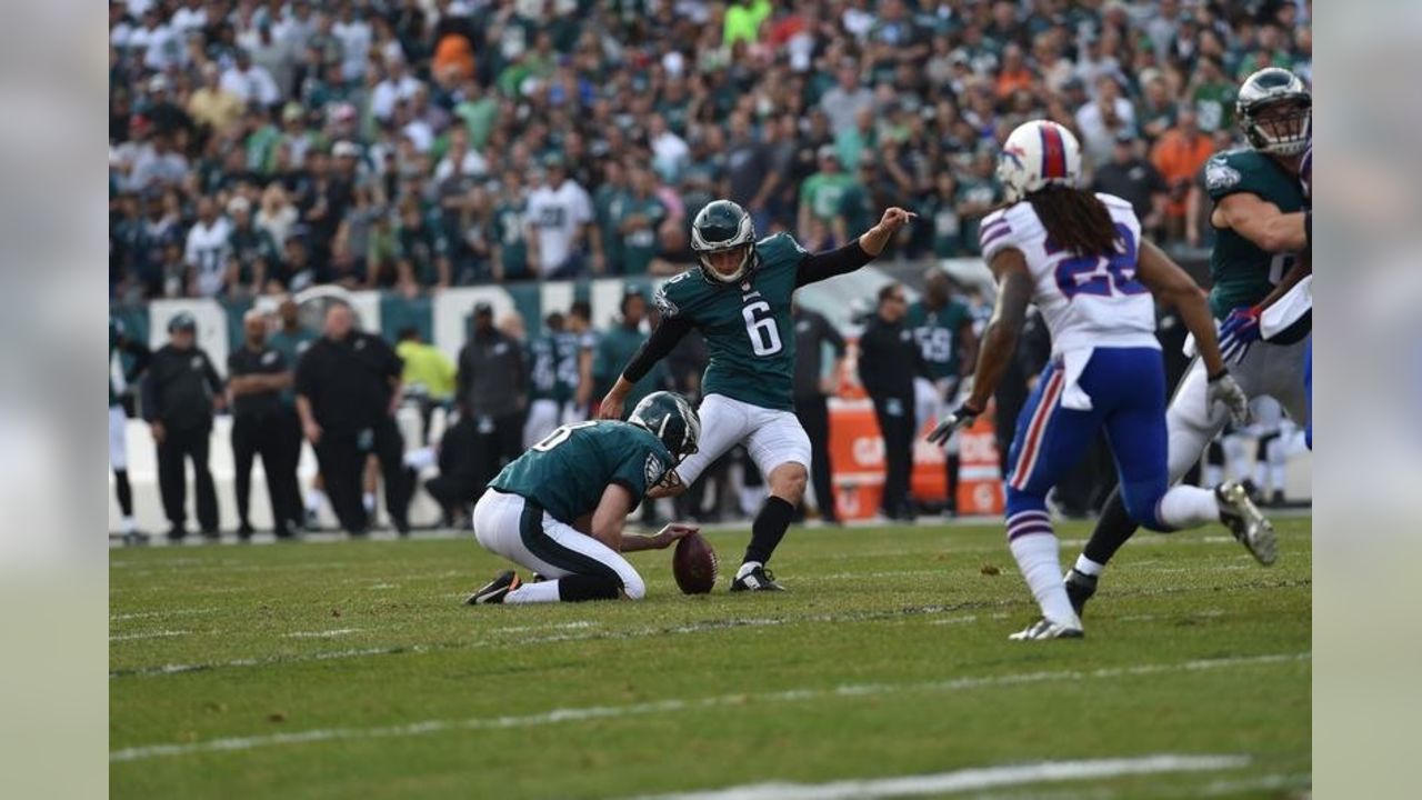 August 17, 2017: Buffalo Bills quarterback Tyrod Taylor (5) looks back  during the NFL game between the Buffalo Bills and the Philadelphia Eagles  at Lincoln Financial Field in Philadelphia, Pennsylvania. Christopher  Szagola/CSM