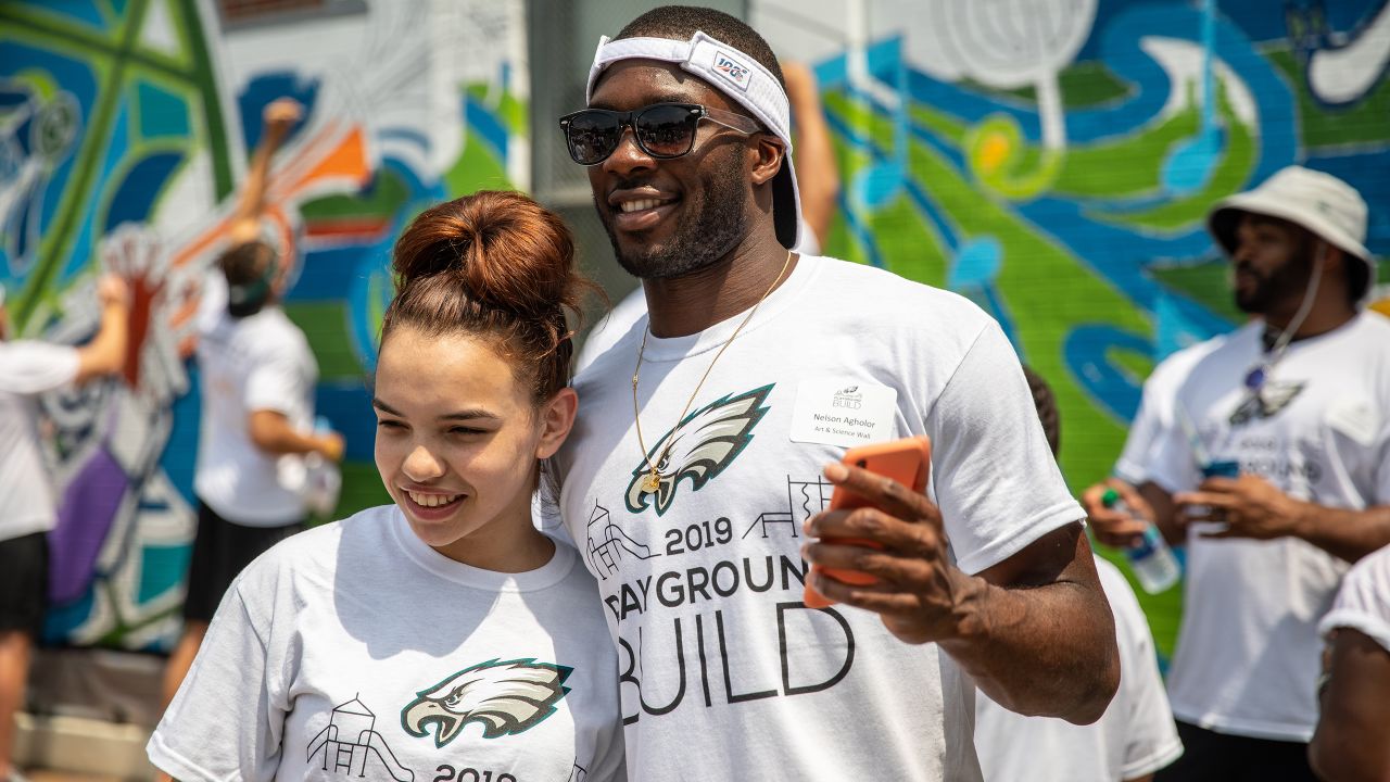 Haason Reddick is very happy to have the cast off his right thumb. He's  even signing autographs for Eagles fans today with it…