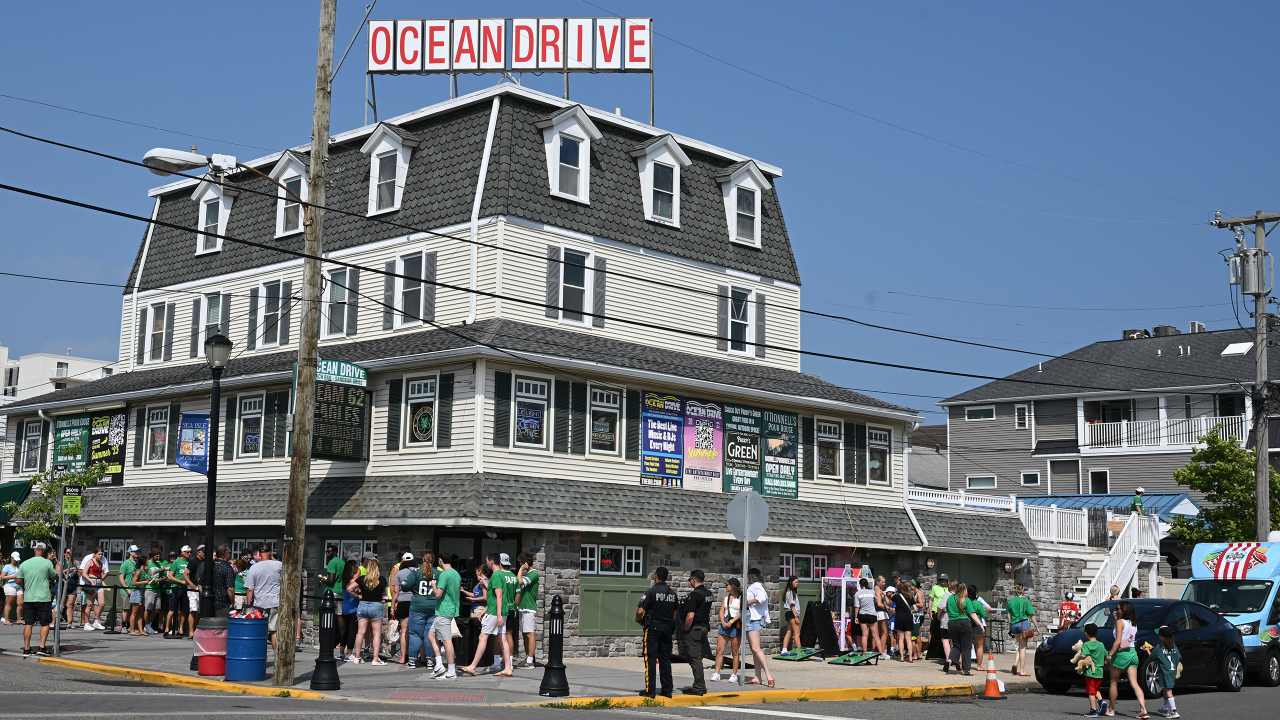 Jason Kelce, brother bartend at Ocean Drive in Sea Isle City - CBS  Philadelphia