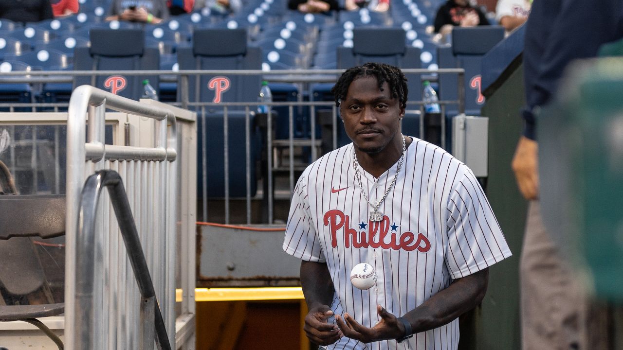 Eagles' A.J. Brown throws out 1st pitch at Phillies game (PHOTOS) 