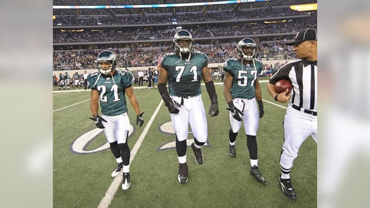 Philadelphia Eagles cornerback Joselio Hanson (21) breaks up a