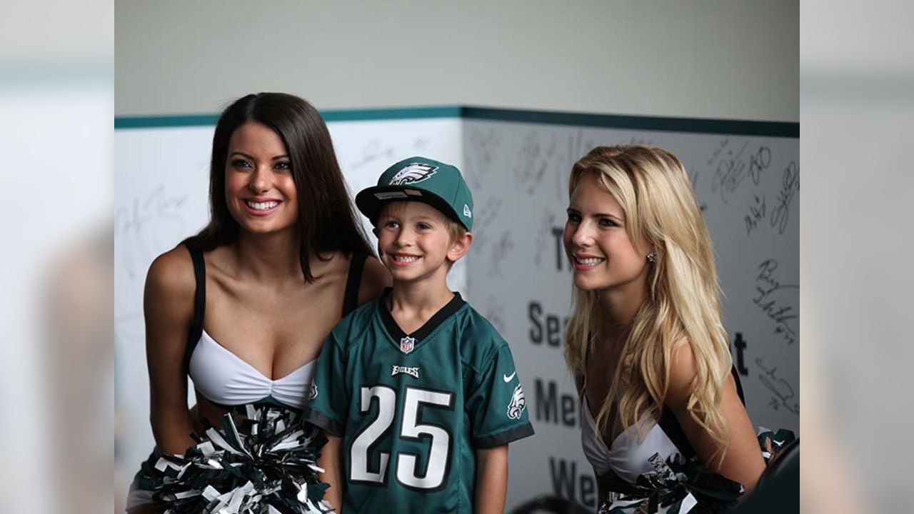 Philadelphia Eagles - Makenna and her family welcomes the #Eagles to  practice