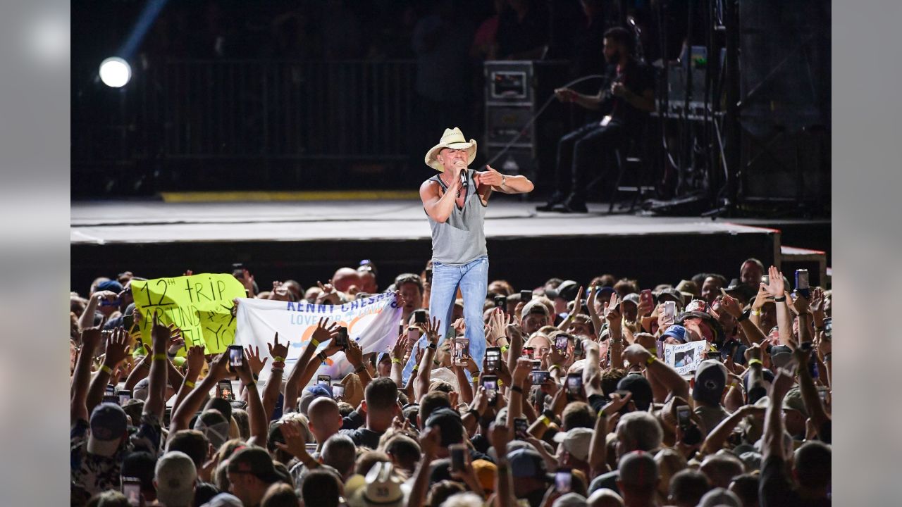 Kenny Chesney brings Eagles, Lombardi trophy onstage at Lincoln Financial  Field show