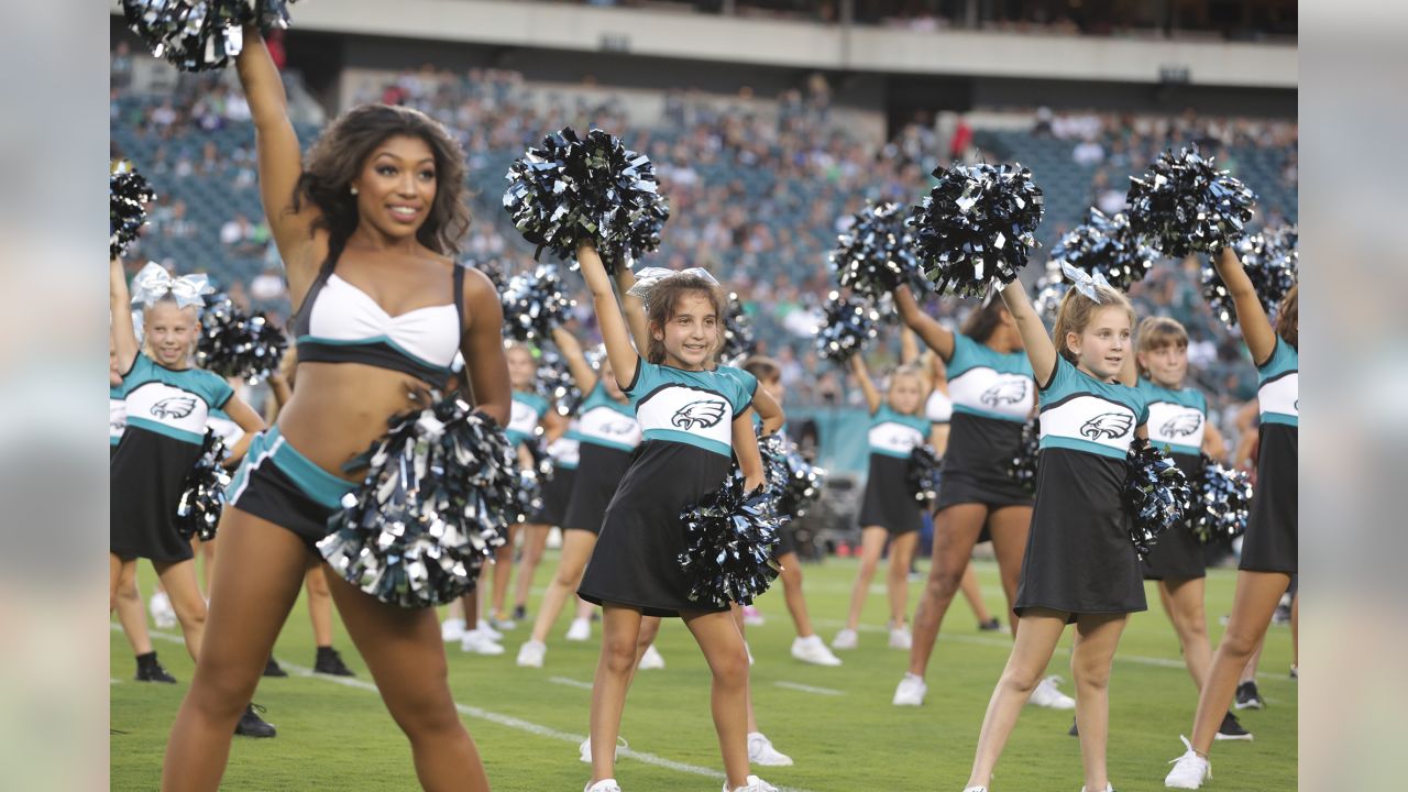 Eagles Cheerleader Sings National Anthem