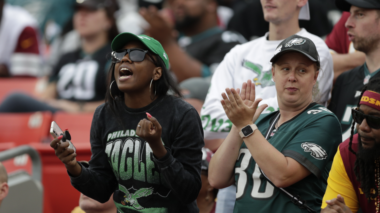 Eagles fans swarm FedExField for Washington Commanders game