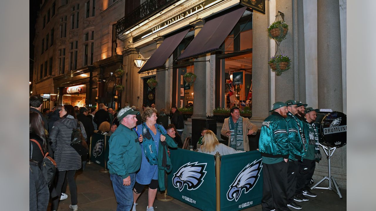 Eagles fans take over London pub with Brent Celek, Jon Dorenbos