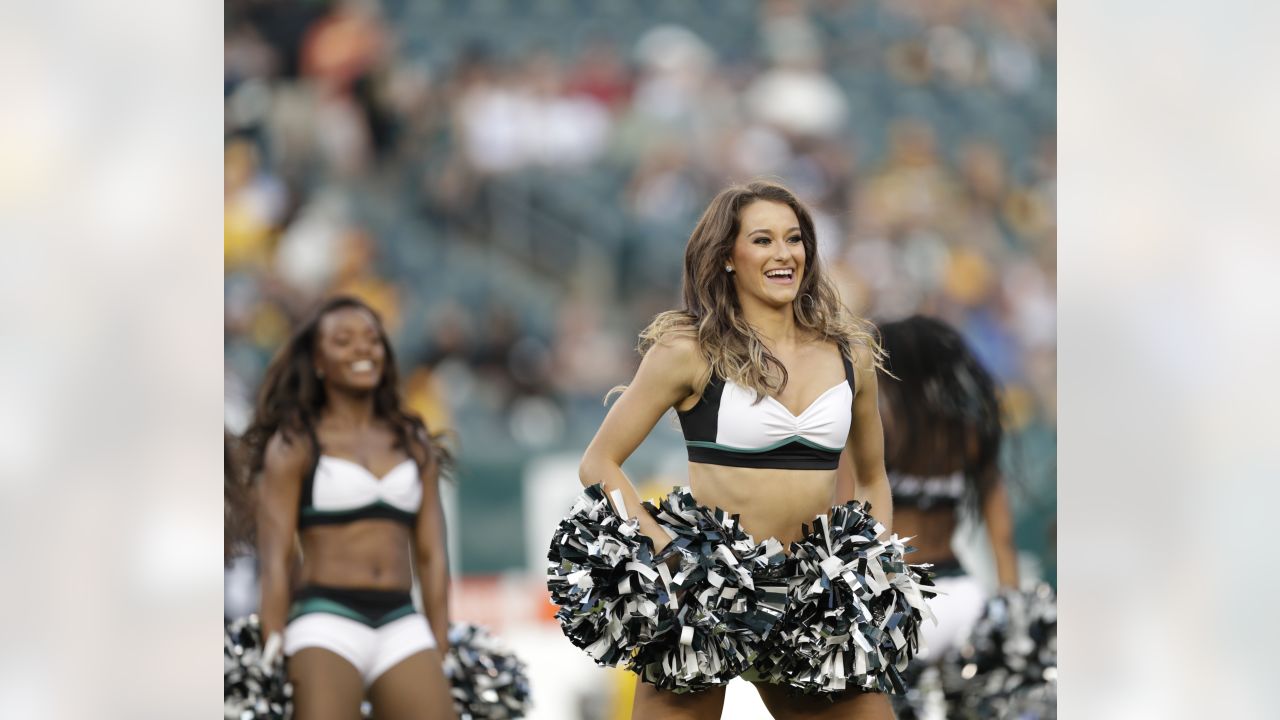 Cheerleaders On Gameday: Pittsburgh Steelers