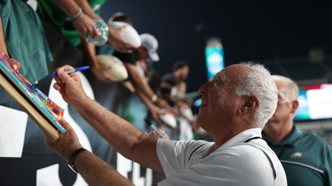 Watch: Marcus Mariota signs autographs for huge crowd 