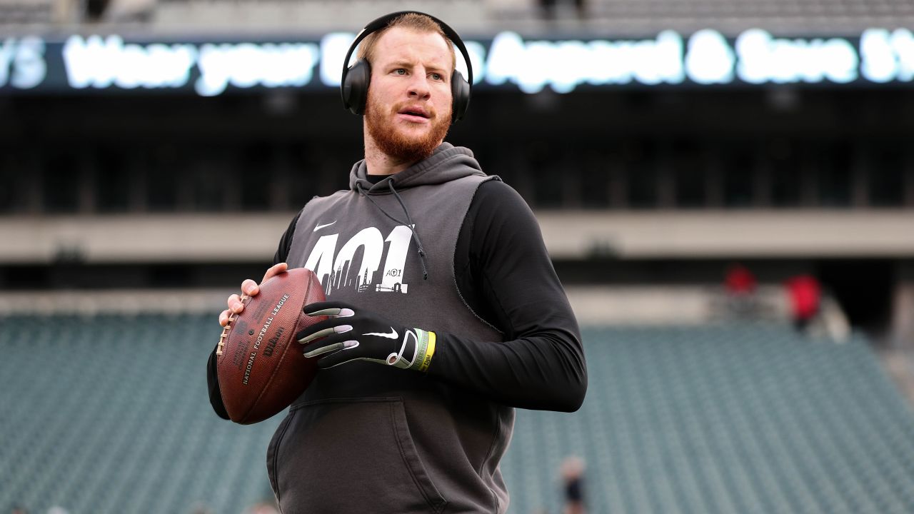 Eagles injured quarterback Carson Wentz holds up the Lombardi Trophy - Gold  Medal Impressions