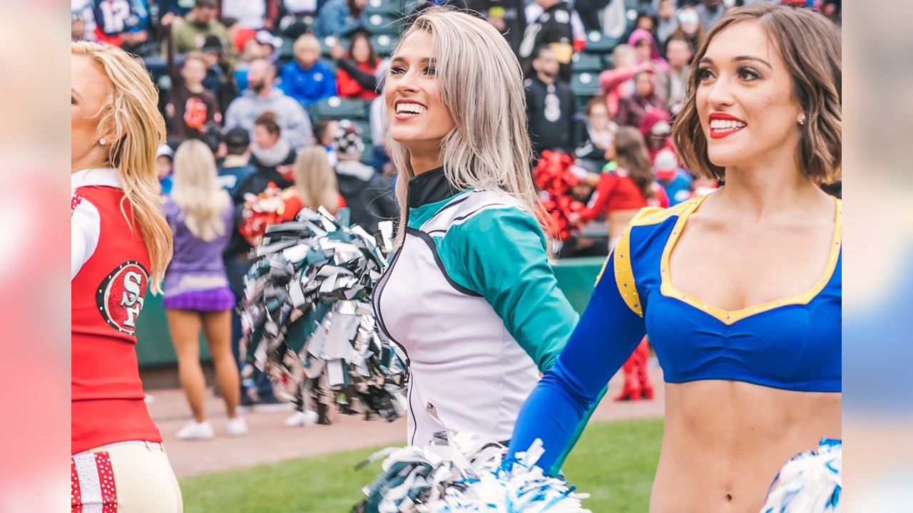 Eagles Cheerleader Goes Viral During Team's Comeback Sunday - The