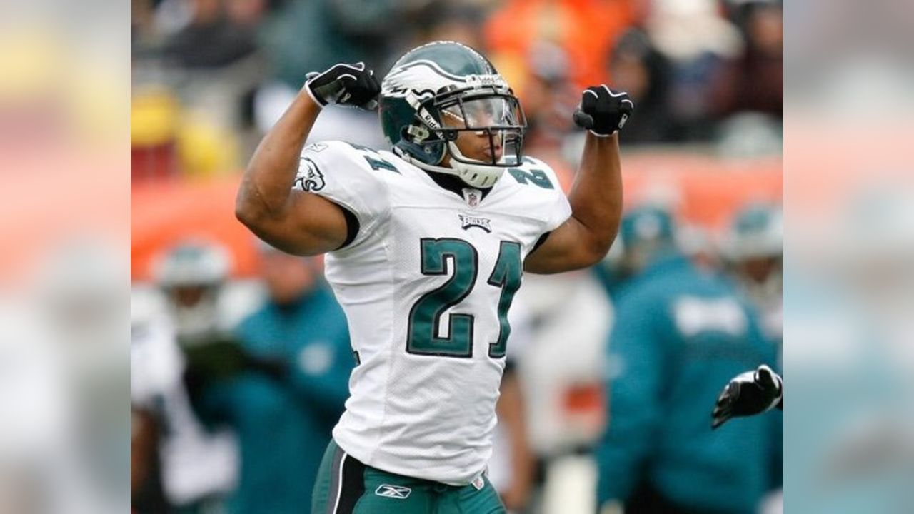 Philadelphia Eagles cornerback Joselio Hanson (21) breaks up a