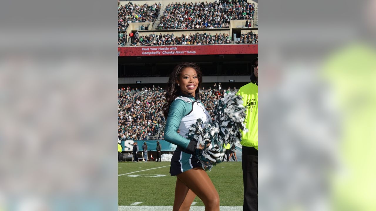 Eagles Cheerleaders on Gameday: Chicago Bears