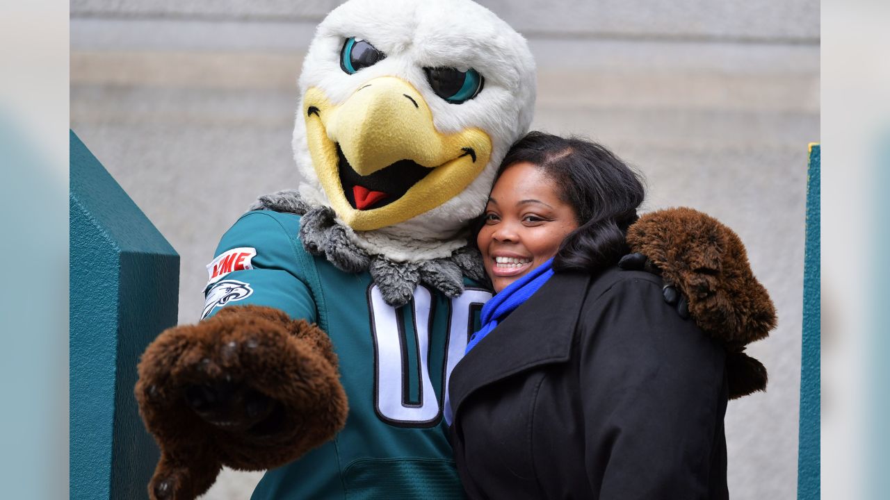 Philadelphia Eagles Hug a Mascot – Fan Treasures