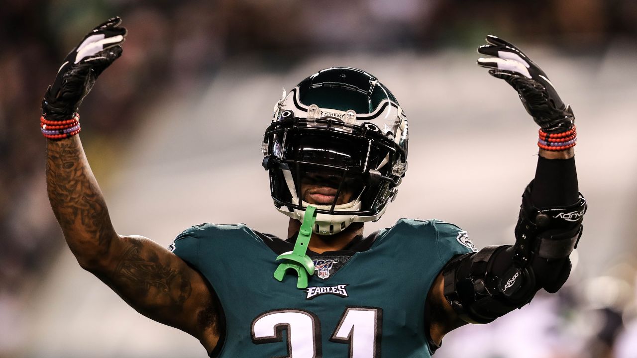 Helmet Stalker on X: Eagles QB Carson Wentz green dot(designating helmet  with speakers inside) has been placed off center. Since being introduced in  the league, the green dot has been centered on