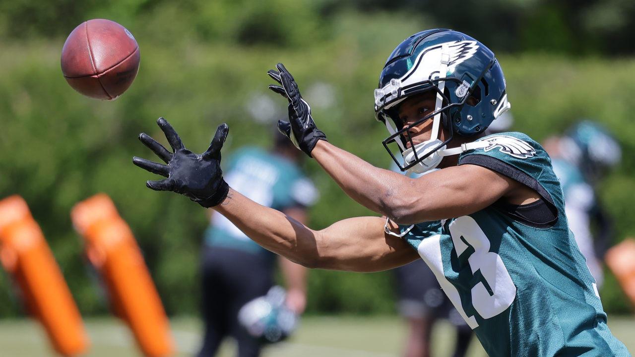 Philadelphia Eagles Training Camp News LIVE: DeVonta Smith Extension? Eagles  Looking For A LB? 