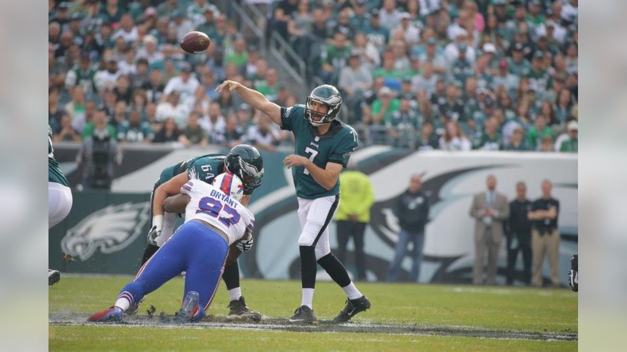 August 17, 2017: Buffalo Bills quarterback Tyrod Taylor (5) looks back  during the NFL game between the Buffalo Bills and the Philadelphia Eagles  at Lincoln Financial Field in Philadelphia, Pennsylvania. Christopher  Szagola/CSM