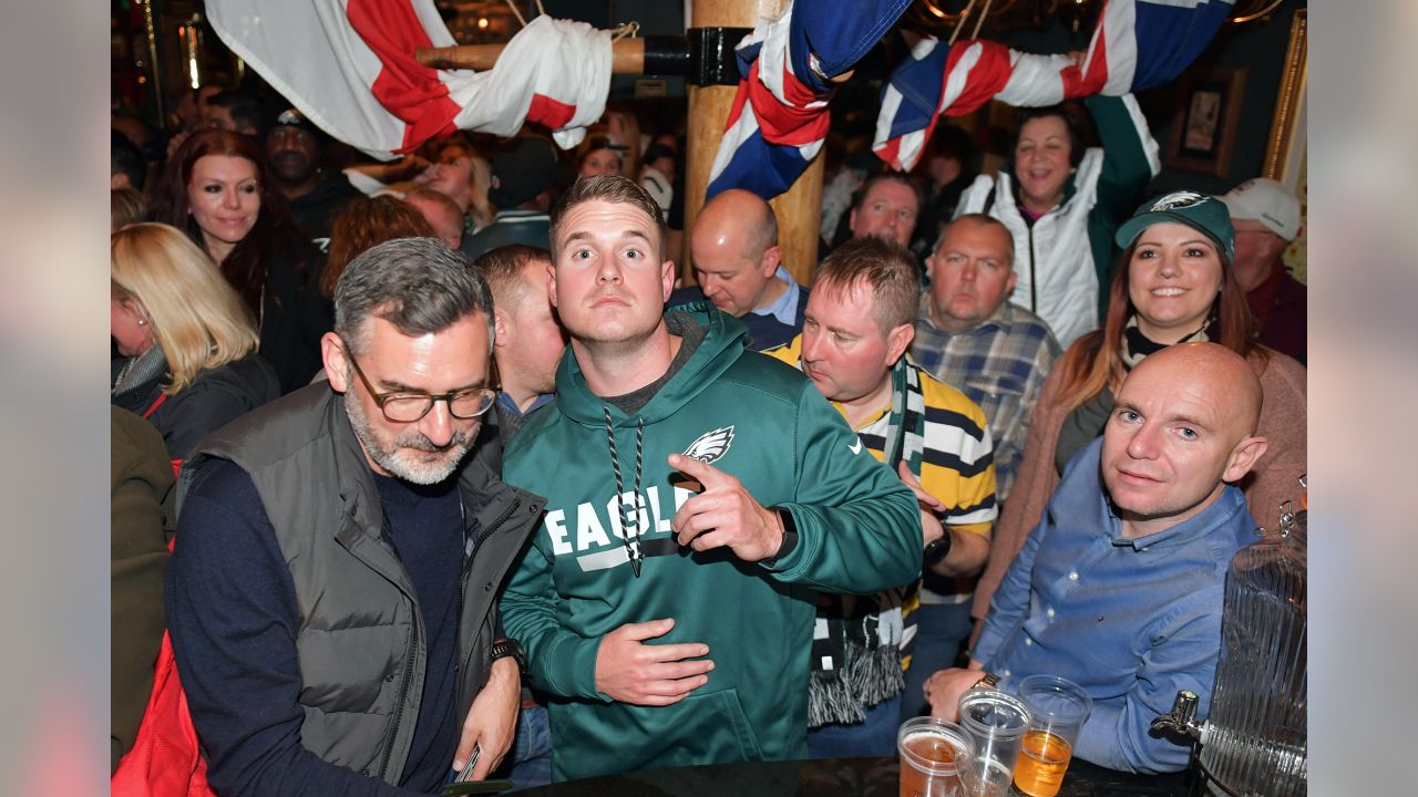 Eagles fans take over London pub with Brent Celek, Jon Dorenbos