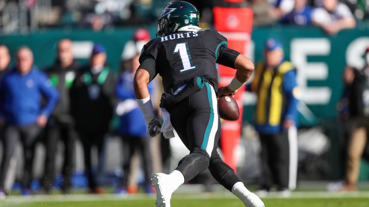 Hurts keeps Eagles in playoff race in 34-10 win over Giants