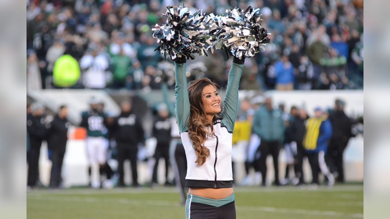 Eagles Cheerleaders on Gameday: Chicago Bears