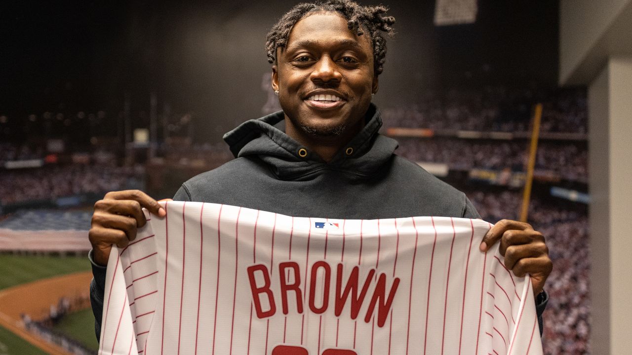 Eagles' A.J. Brown throws out 1st pitch at Phillies game (PHOTOS) 