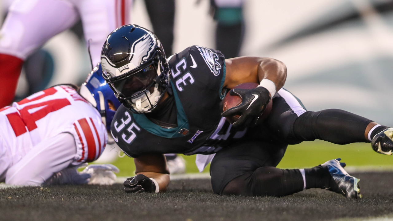 Philadelphia Eagles tackle Jordan Mailata (68) walks off the field  following the NFL football game against the New York Giants, Sunday, Jan.  8, 2023, in Philadelphia. (AP Photo/Chris Szagola Stock Photo - Alamy