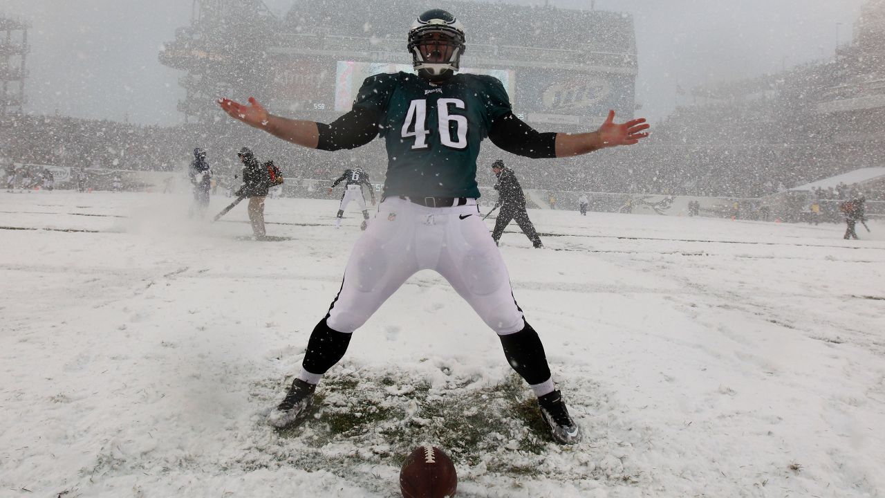 Philadelphia Eagles' Jon Dorenbos (46) works out on the field before an NFL  football game against the Atlanta Falcons Sunday, Oct. 17, 2010, in  Philadelphia. (AP Photo/Mel Evans Stock Photo - Alamy