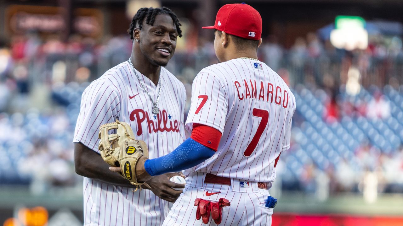 Eagles' A.J. Brown throws out 1st pitch at Phillies game (PHOTOS) 