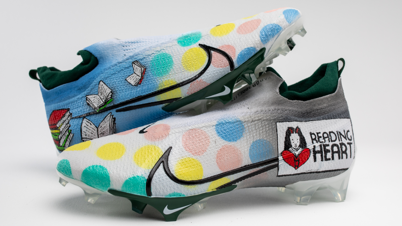 Jeremy Peña's cleats feature artwork by Texas Children's patients