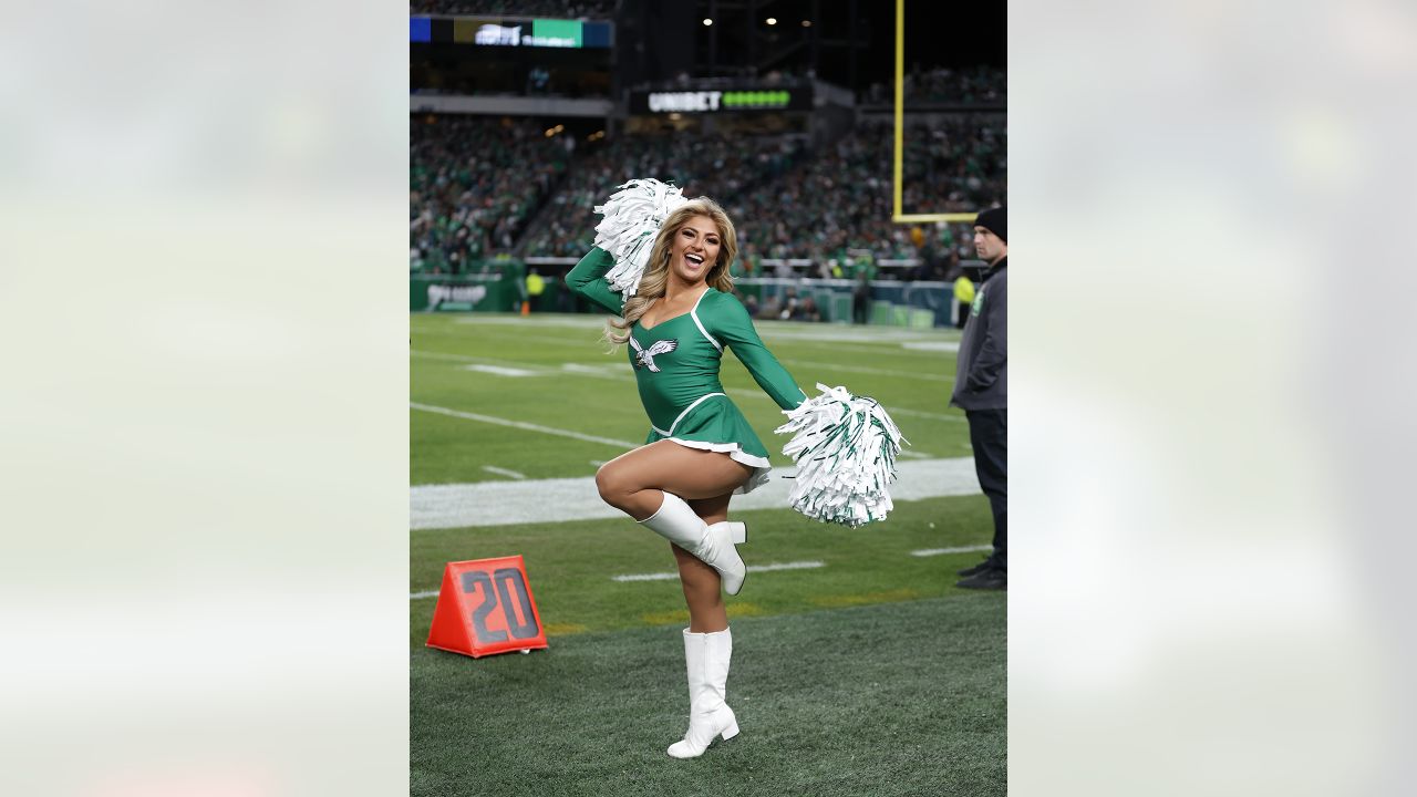 PHOTOS Eagles players, cheerleaders model their throwback Kelly green look