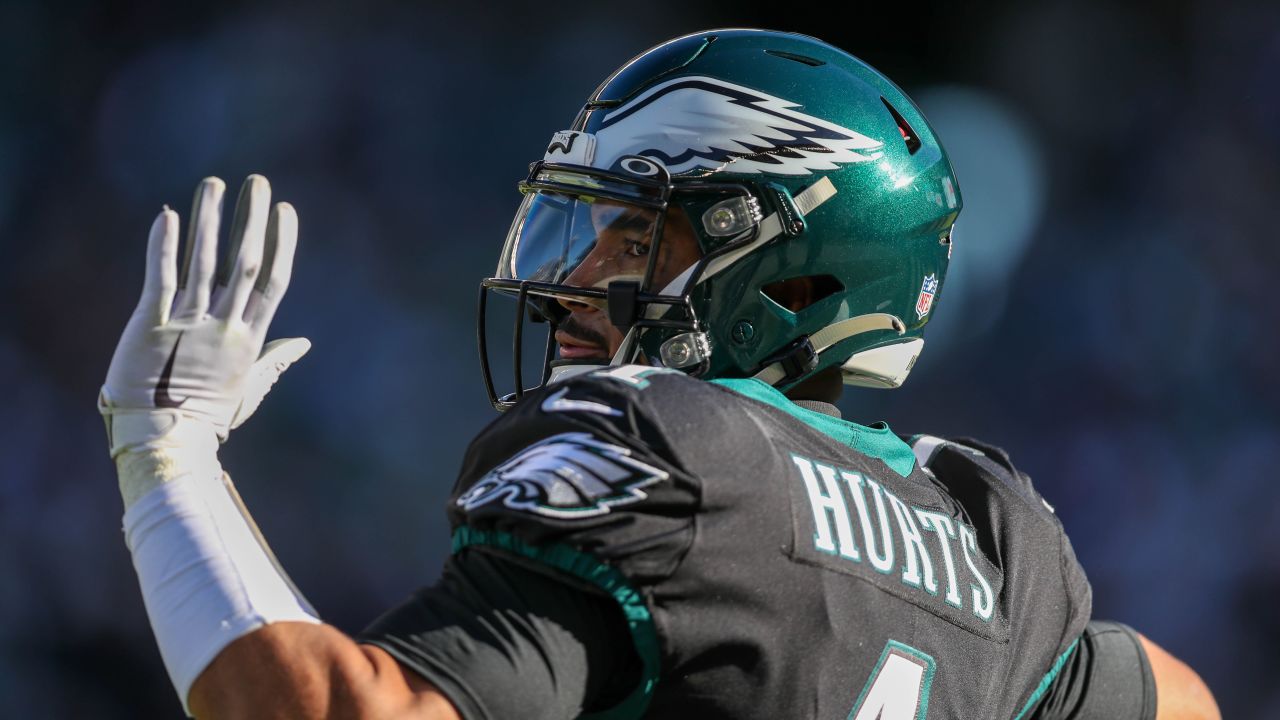 Hurts keeps Eagles in playoff race in 34-10 win over Giants