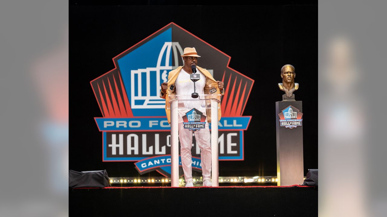 Photo: Ray Lewis poses with his bust at the Pro Football Hall of