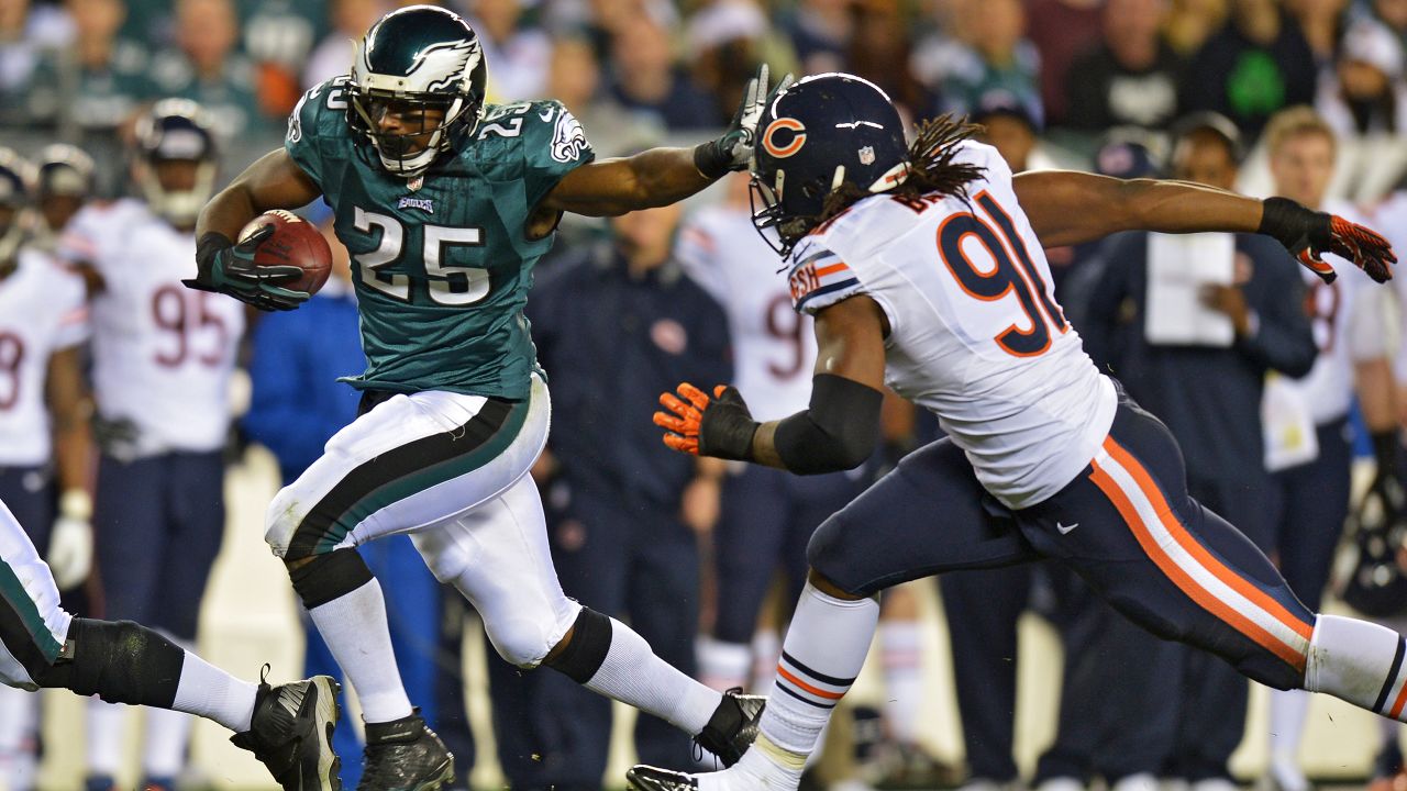 Bleacher Report - LeSean McCoy will bleed green forever, kisses  Philadelphia Eagles logo prior to today's game.