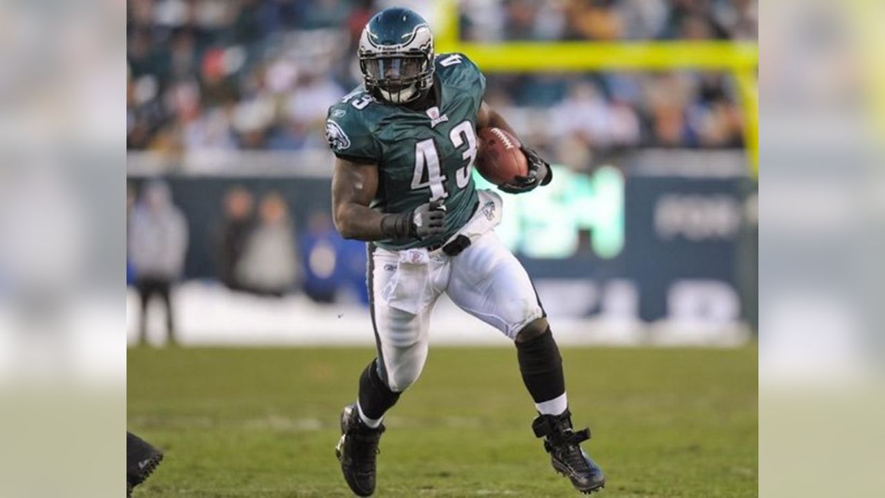 Fullback Leonard Weaver of the Philadelphia Eagles runs for a Fotografía  de noticias - Getty Images