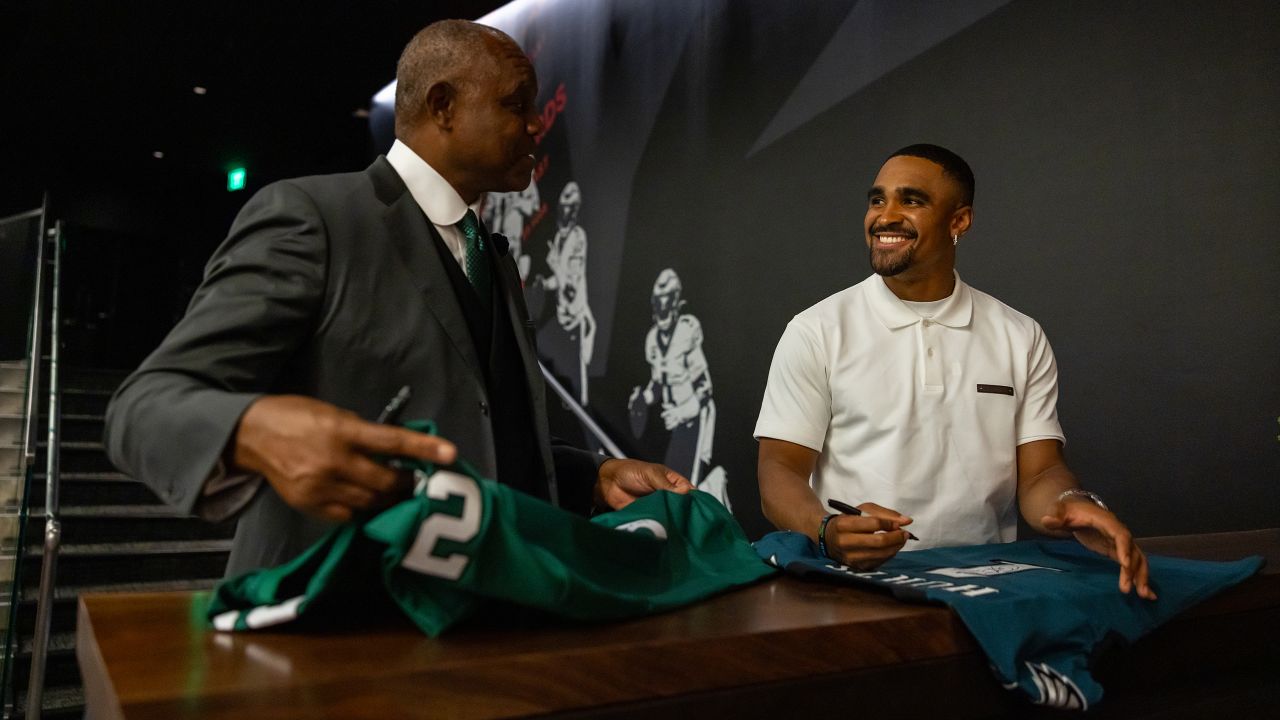Eagles Nation on X: Jalen Hurts and Randall Cunningham swapping jerseys at  an #Eagles event last week. 🦅  / X