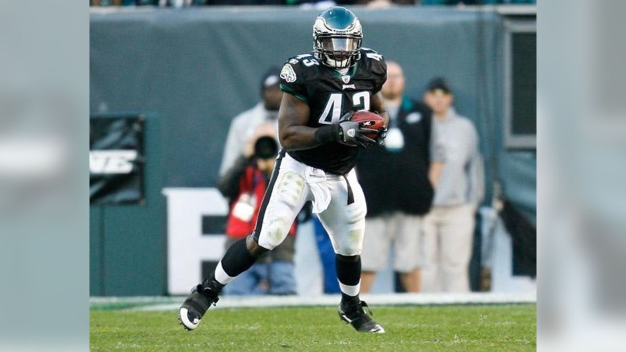 Philadelphia Eagles FB Leonard Weaver (43) runs with the ball during the  first half of an NFL football game against the Washington Redskins ,  Sunday, Nov. 29, 2009, in Philadelphia. (AP Photo/Mel