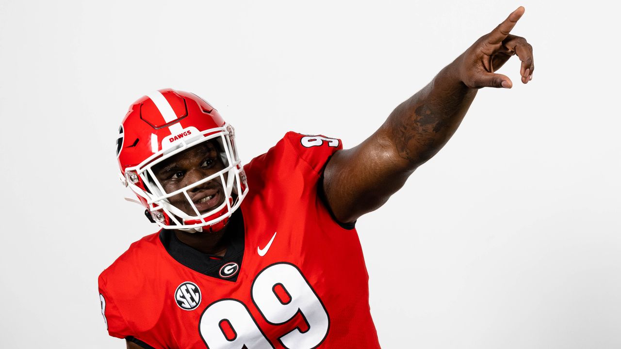 Eagles trade up to draft Jordan Davis, the defensive tackle from Georgia,  with the No. 13 pick