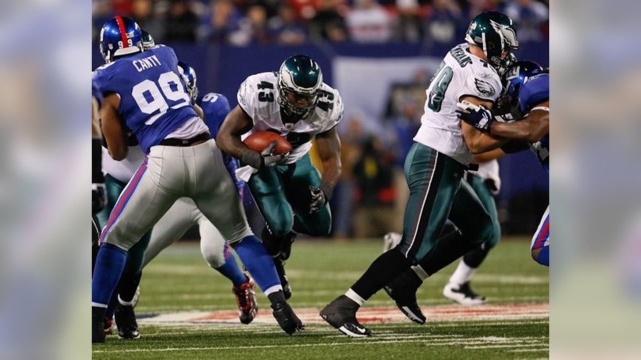 Fullback Leonard Weaver of the Philadelphia Eagles runs for a Fotografía  de noticias - Getty Images