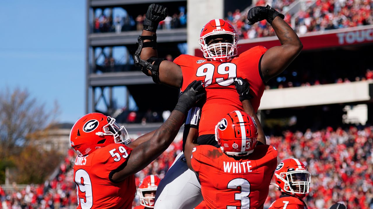 Eagles trade up to draft Jordan Davis, the defensive tackle from Georgia,  with the No. 13 pick