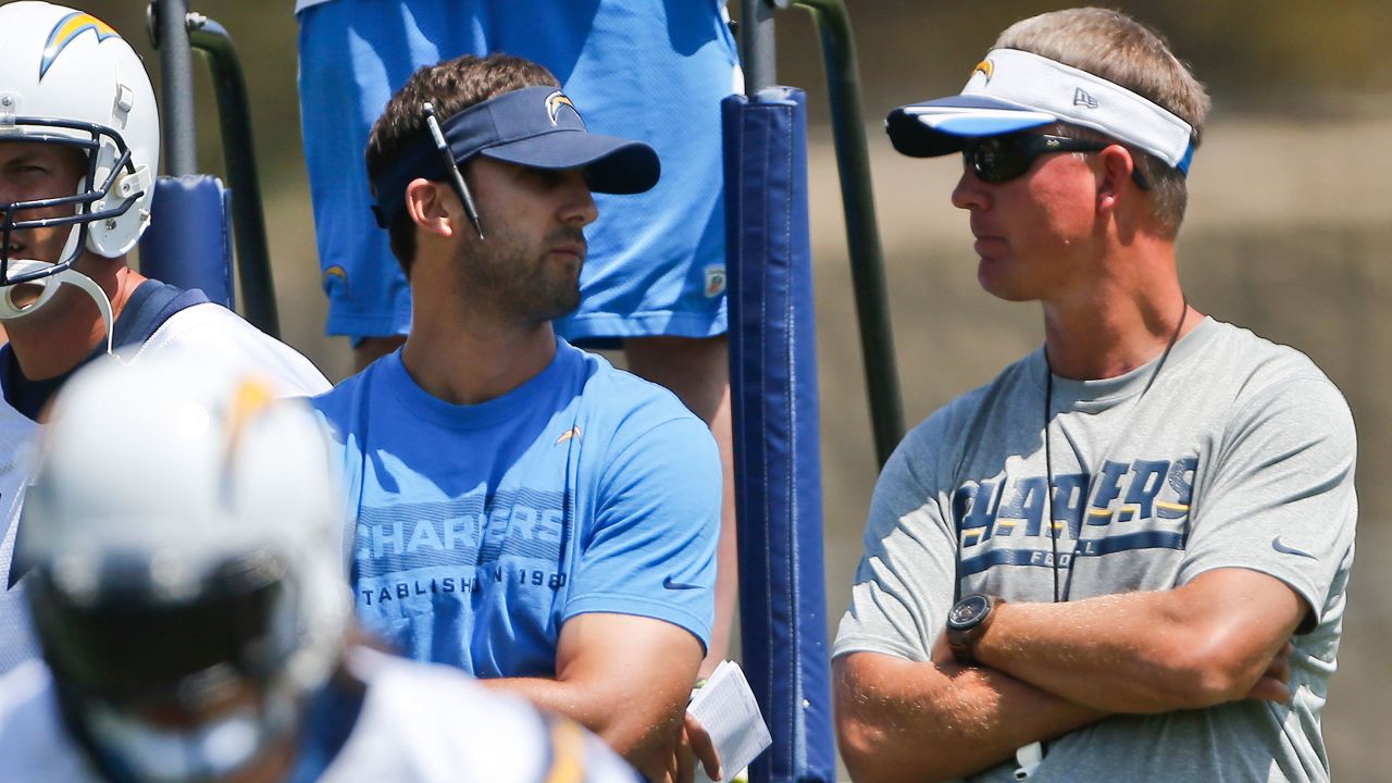 The Kelly Green Nick Sirianni visor is fire 