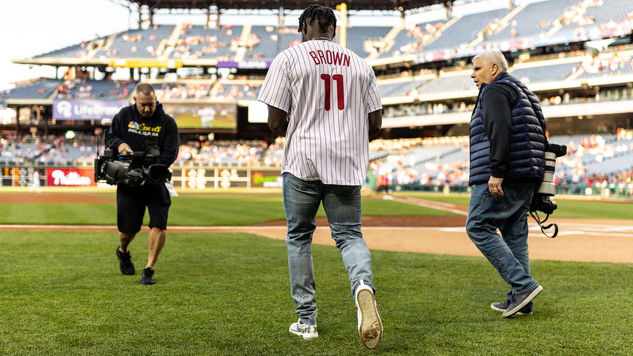 Eagles' A.J. Brown throws out 1st pitch at Phillies game (PHOTOS