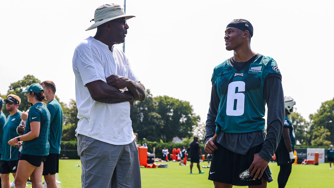 Eagles training camp: Marcus Mariota's acclimation to the playbook starts  with Jalen Hurts