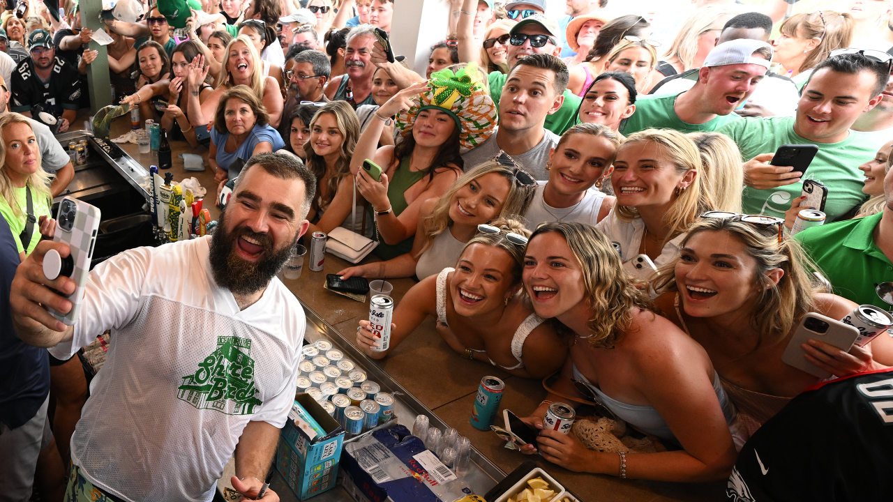 Philadelphia Eagles on X: Nothing like starting the day with a VICTORY!  Welcome to the Team 62 fundraiser. @JasonKelce