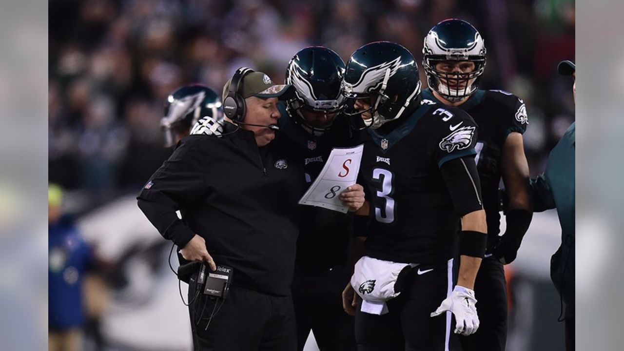 NFL on X: HALFTIME: @Eagles lead 10-7. 